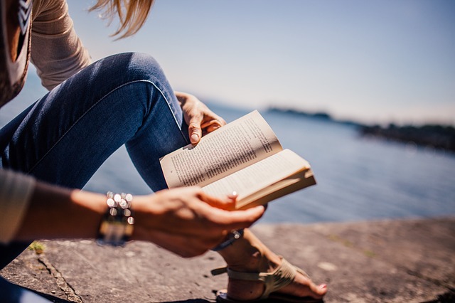 15 Best Ways To Make Money Reading Books